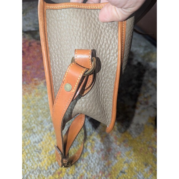 Vintage Dooney & Bourke Large Surrey All Weather Leather Pebbled Taupe & Tan - Picture 6 of 8